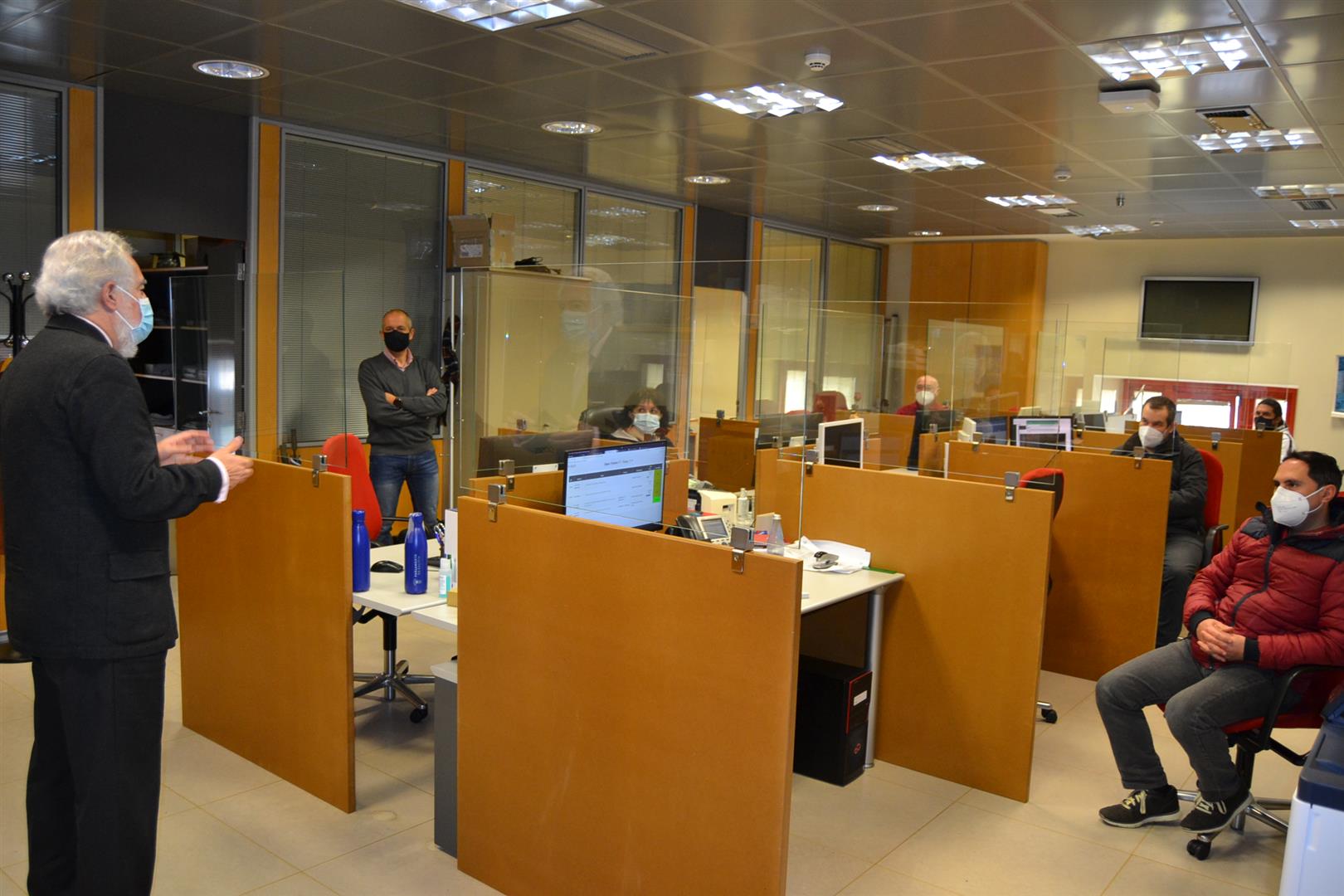 Foto da noticia:Santalices agradece o traballo dos informáticos do Parlamento no Día Internacional pola Internet segura